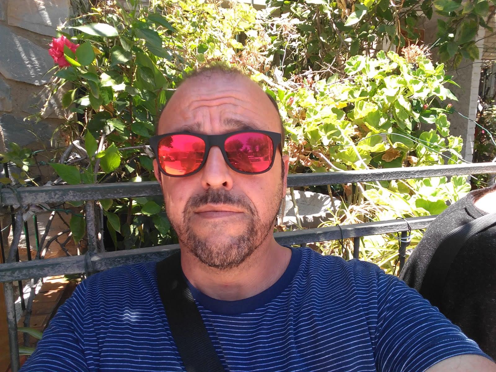 Sergi Vila sentado en una terraza pensando en el día de trabajo después de atender a clientes