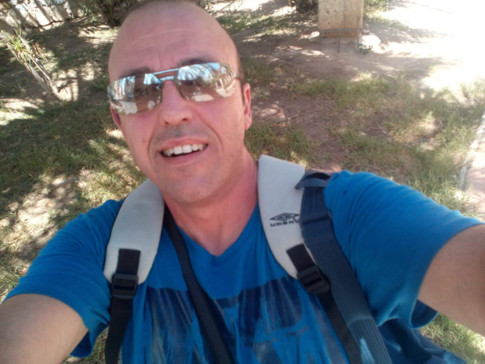 Sergi Vila caminando por el campo en un día de descanso, donde piensa las reflexiones de la sección De primera mano