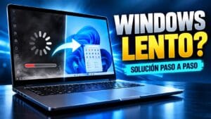 Portátil sobre un fondo azul marino brillante mostrando en pantalla la diferencia entre un Windows lento, con carga y bajo rendimiento, y un Windows optimizado y rápido. La imagen incluye el texto “Windows lento?” y “Solución paso a paso”.